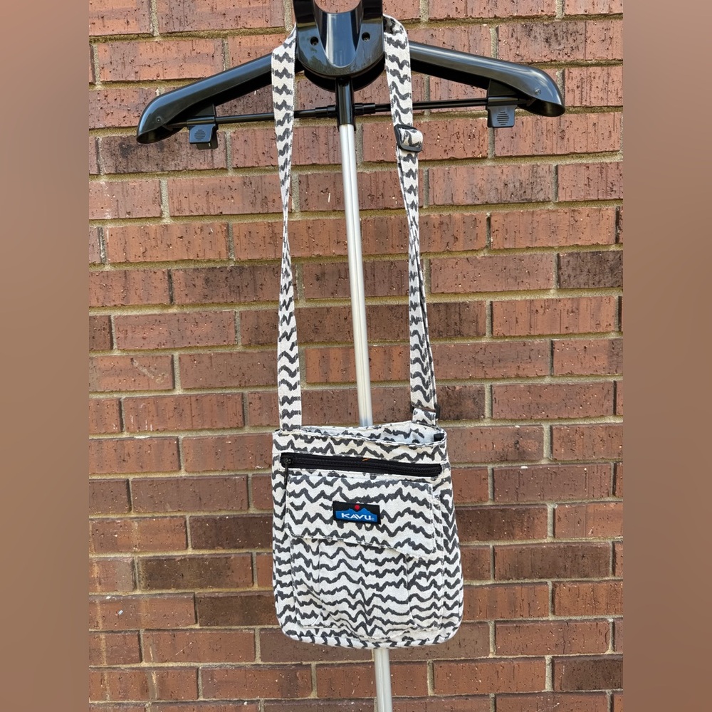 Kavu Keeper Crossbody Bag Purse Canvas Cream Black Zigzag Pattern Brown Lining
